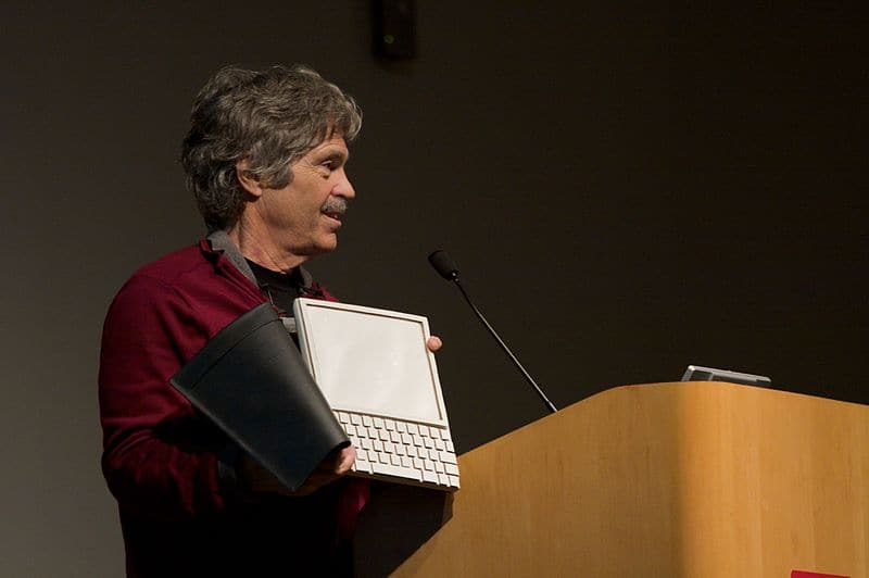 Alan Kay con un prototipo de Dynabook
